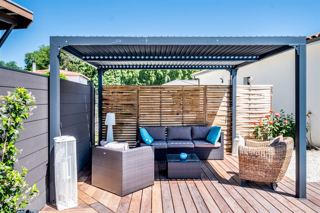 Pergola ombragée face à la piscine